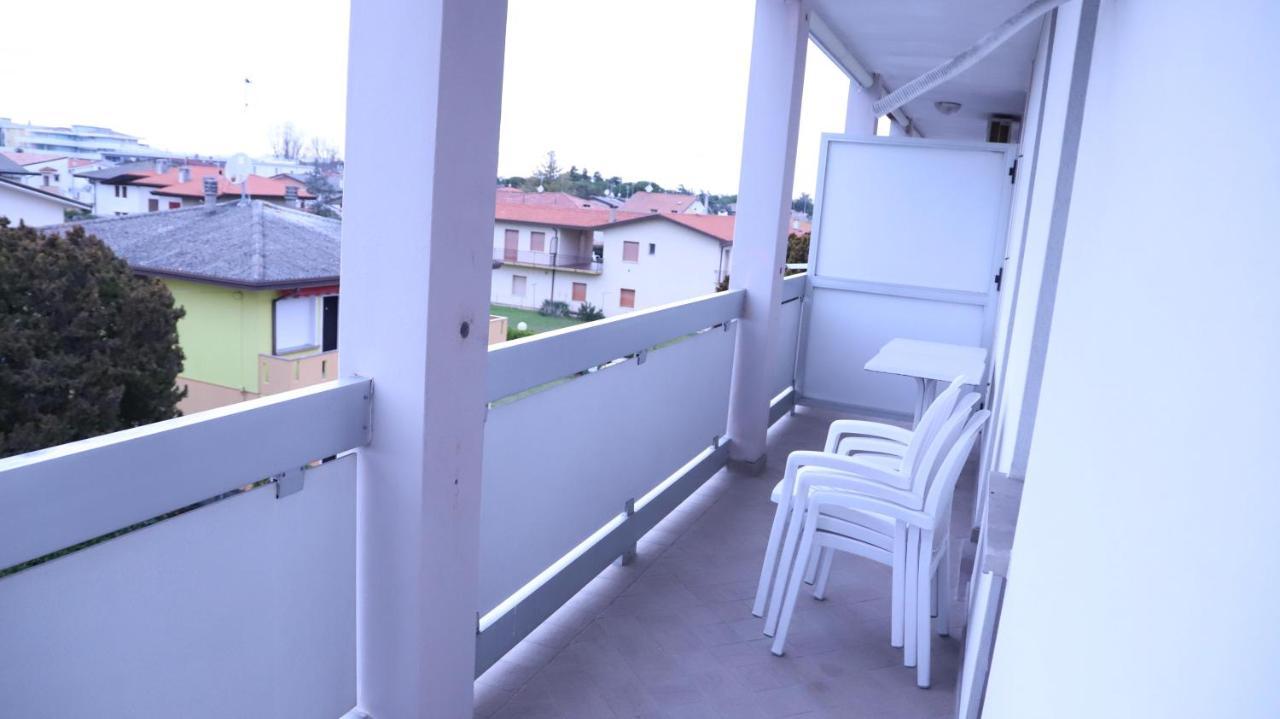 Condominio Quadrangolo-Gemini Бибионе Екстериор снимка
